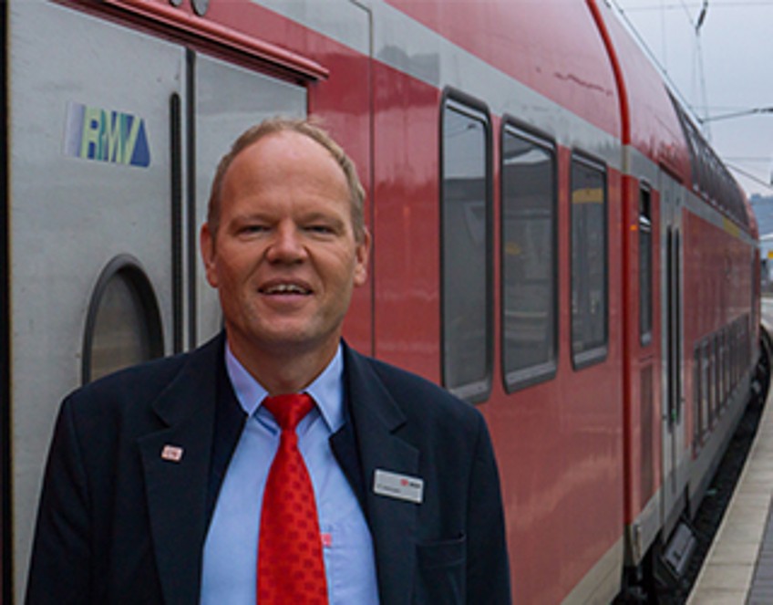 schlagzeilen - Eisenbahner mit Herz - Zugbegleiter Peter Hohmann vor Zugtür