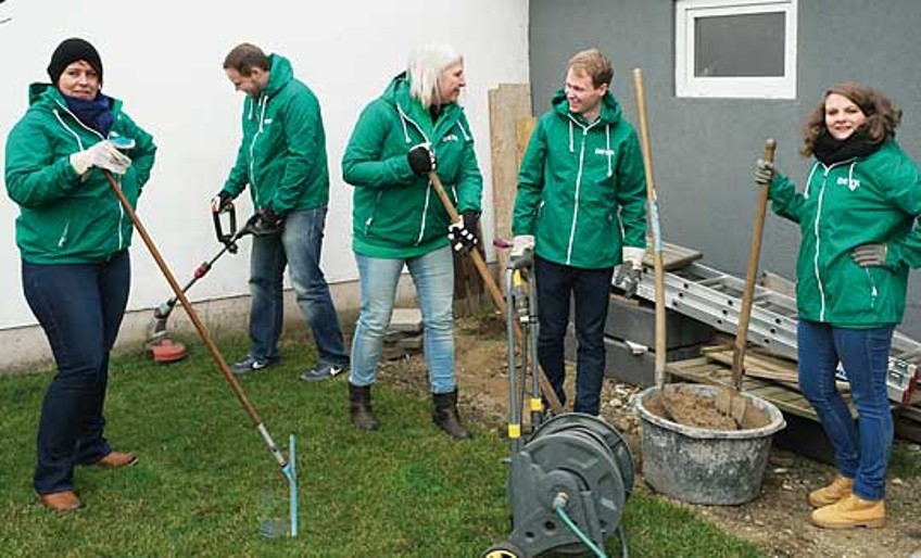 DEVK-Tatkraft-Tage 2016 - Mitarbeiter packen im Garten an